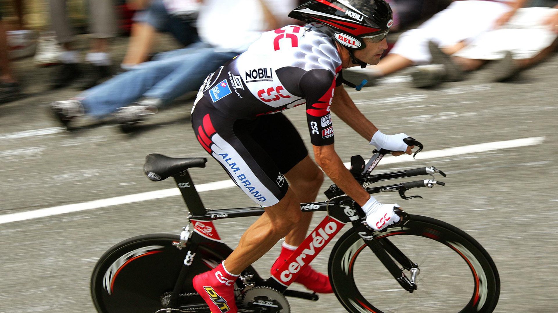 爱游戏在线-F1新赛季揭幕战之夜，恩比德高光表现，速度与力量的跨界交响